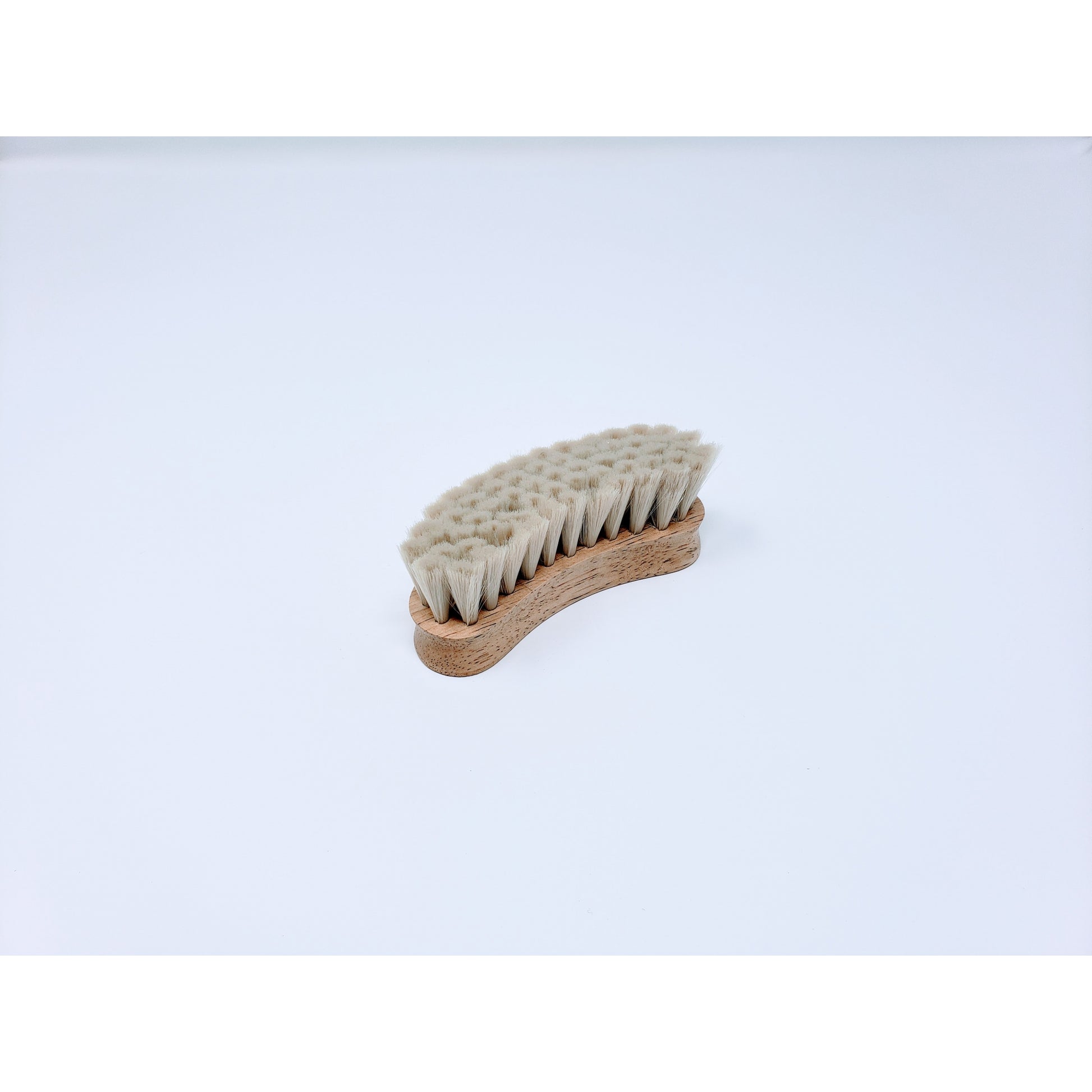 Legends Bright White Synthetic Bright Dawn Goat Hair Crescent Face Brush