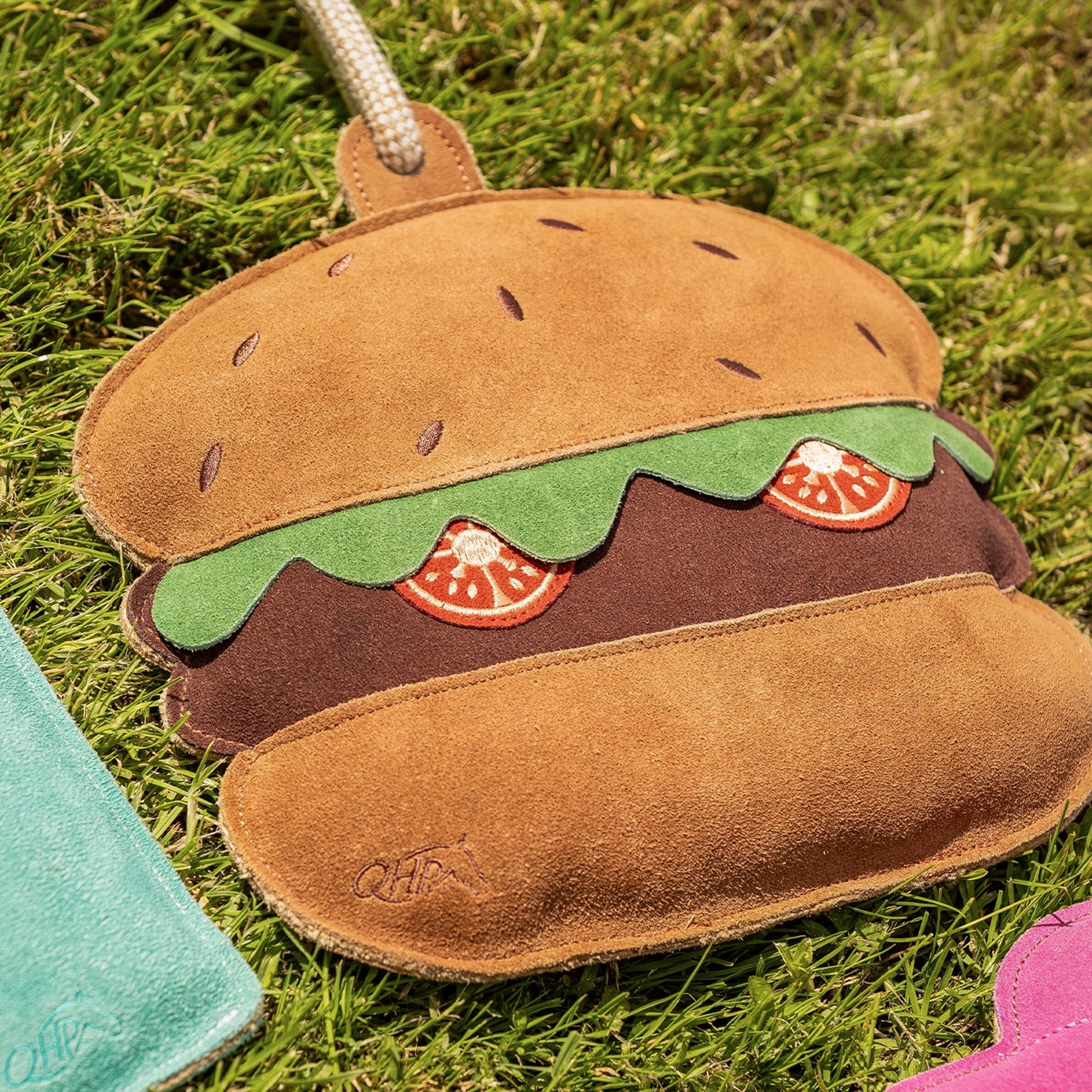 QHP Snack Counter Hamburger Horse Toy