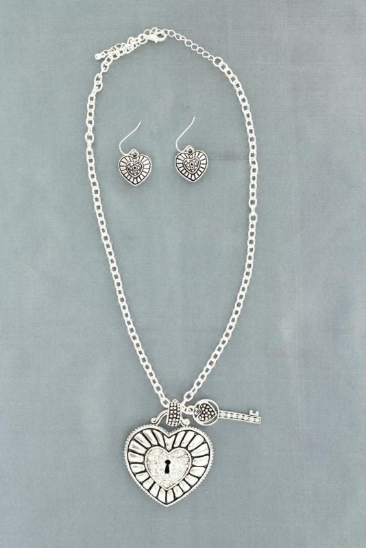 Blazin Roxx Heart/Lock Necklace Set