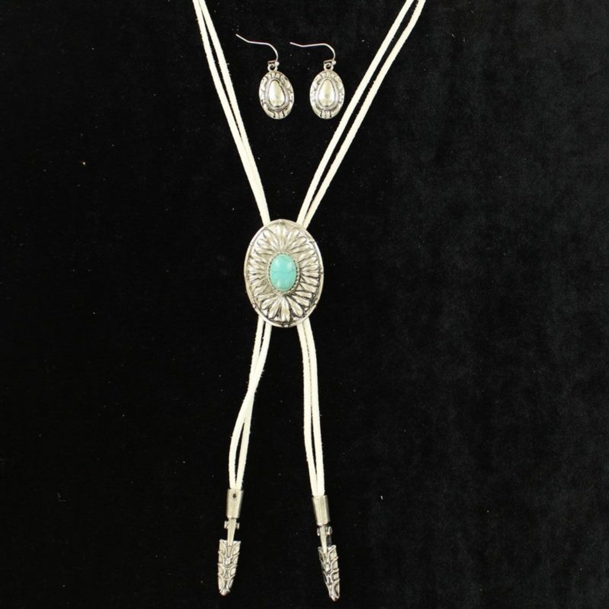 Oval Concho Bolo Style Necklace/Earrings SetBk/Wh