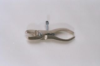 Hills Hog Ringer with Spring For Ear Tags